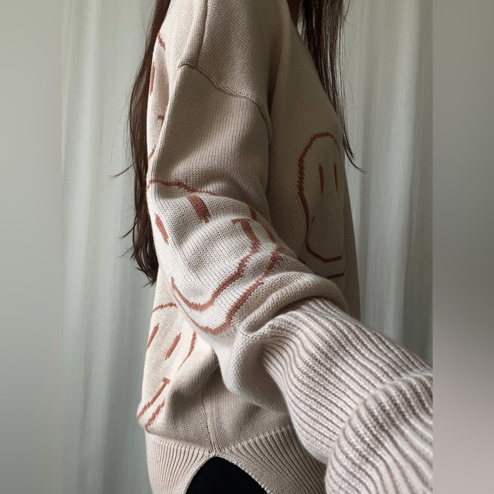 JOYCE SMILEY SWEATER 🆕🔃 — In Beige - Picture 4 of 8